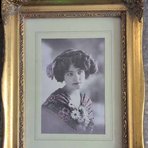 Framed black white portrait - black,