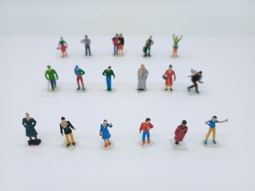 Preiser figures standing - figures,